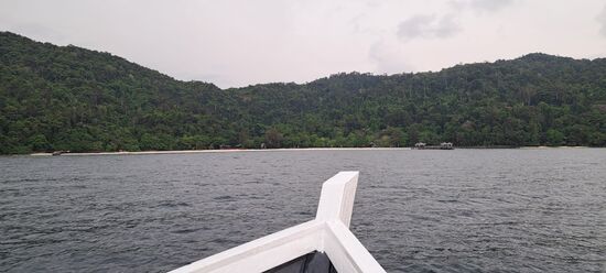 50 Minuten tuckerten wir über das Meer und dann kam das Paradies in Sicht.