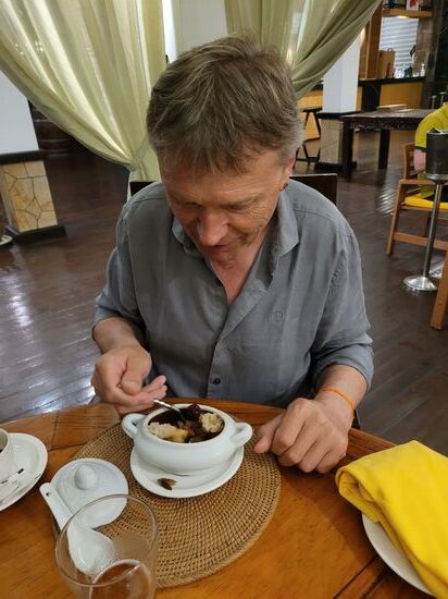 Nachtisch für Manni: chinesischer Rumtopf ohne Rum, dafür mit lauter gesunden Sachen, wie Pilze oder Algen?, Datteln und Goijbeeren und ohne Zucker (der Kellner hat ihn schon vorher gewarnt) !!!