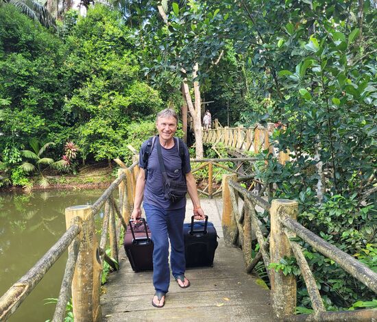 Danke!!!
Der Weg führte über Stege durch den Park zu unserem Zimmer.