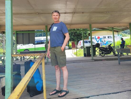 am Jetty wartend auf das Boot.