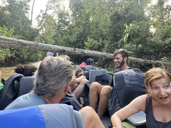 Spass hatten wir auch jede Menge. In einem Nebenfluss hieß es Kopf einziehen bzw. alles auf den Boden!  Ein Stückchen vorher musste Kai ins Wasser steigen um einen schwimmenden Baumstamm zu entfernen. In seinem Eifer hat er wohl vergessen, dass in seiner Bauchtasche sein Handy ist.