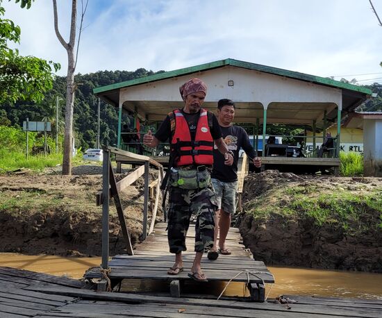 unser Guide Kai mit Kapitän Neun