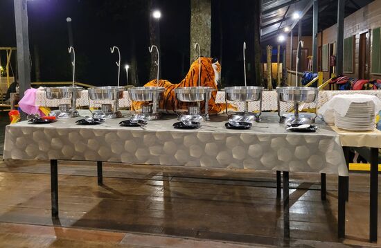 auch hier wacht ein Tiger über das Buffet