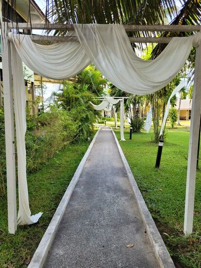Der Weg zum Strand ist ja schön! Das kurze Stück Strabd vor dem Resort wird schon aufgeräumt, aber gleich nebenan fängt der Plastikmüll an.