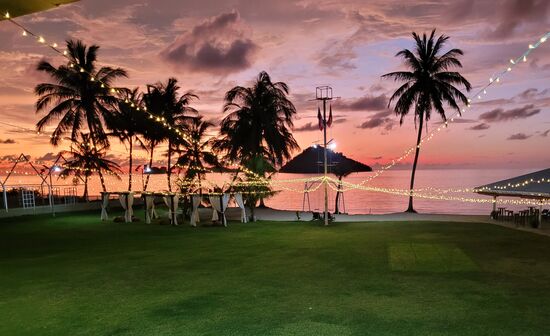 Abendstimmung von unserem Restaurant aus. Wahrscheinlich werden hier auch Hochzeiten usw. gefeiert, da alles in Weiß dekoriert ist. Der große Rasenplatz kann sicher schön für Feste genützt werden.