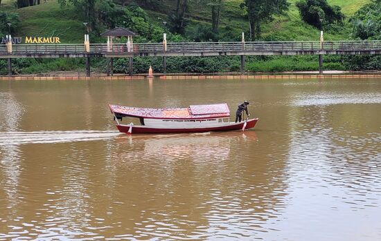 Kuching liegt am Fluss Sarawak. Die Sapans sind immer noch für die Flussüberquerung im Einsatz - inzwischen motorisiert!