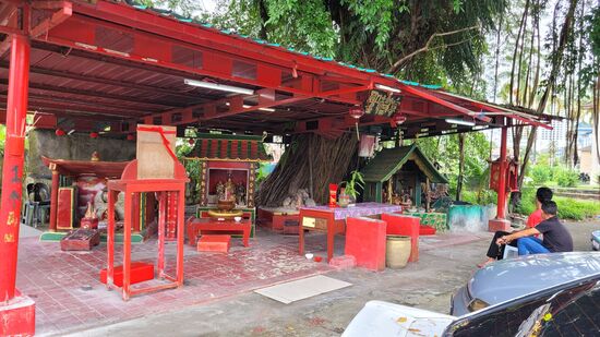 etwas abseits ein kleiner Tempel an einem ehrwürdigen Baum
