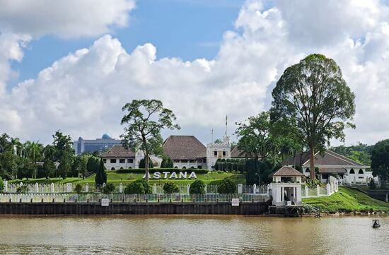 ASTANA - den Palast ließ seinerzeit Charles Brook als Hochzeitsgeschenk für seine Frau Margaret erbauen. Jetzt ist es die offizielle Residenz vom Gouverneur von Sawak.
