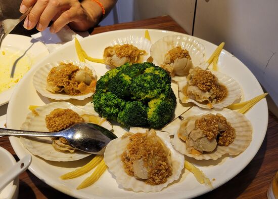 Im Restaurant Bla, Bla, Bla, bekannt für die malayische Küche, bestellten wir wieder einmal viel zu viel, da wir die Größe der Portionen unterschätzten. Nach dem 2.Gang (s.o. 2-3 Scallops auf jedem Tellerchen) fragte uns der Kellner ob wir die restlichen Gerichte noch wollen. Antwort von Manni: ja, wir teilen! Aber nach der Ente mit Mango mussten wir aufgeben und den Rest stornieren! So was ist hier möglich! Als Dessert gab es dann kein Tiramisu (gabs eh nicht!) sondern einen Gin on the rocks.