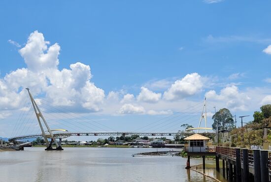 Über den Sarawak führt auch eine Fussgängerbrücke.