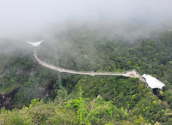 Blick von der nördlichen Plattform (708 m) auf die Skybridge