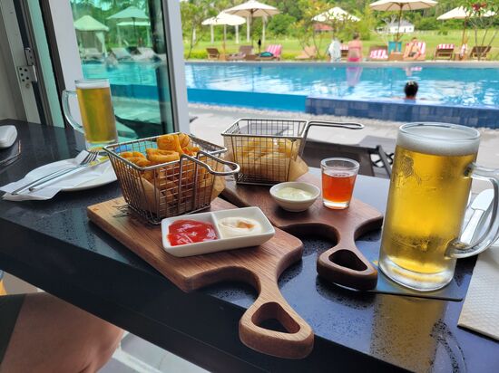 ... und als wir wieder im Hotel waren, gabs dann nicht nur Sonnenschein sondern auch eine ungesunde Jause  mit einem Bierchen. Und danach ein bisschen Relaxen am Pool und Schwimmen war auch sehr fein.