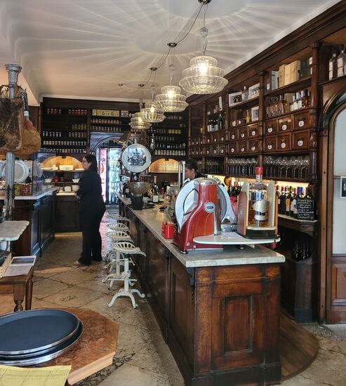 hier wird Feines serviert und verkauft