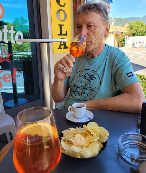 EUR 6,20 für zwei Aperolspritz und einen Espresso, dazu Chips !!! - Ohne Worte!