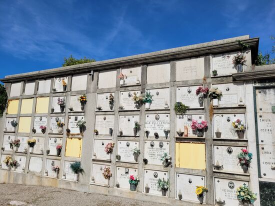 Schiebegräber ital. Lucoli - in diese werden die Särge geschoben und mit einer Steinplatte verschlossen