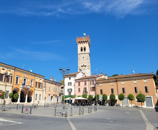 Lonato, Hauptplatz - und wir die einzigen  Gäste