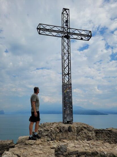 Der Rocca di Manerba ist wohl der bekannteste Felsen im südwestlichen Gardasee. Funde belegen, dass an diesem Ort bereits vor 7.000 bis 10.000 Jahren Menschen ihre Spuren hinterlassen haben. Zur Römerzeit gabs hier einen Tempel, später bauten die Vezianer eine Burg, welche nach Abzug der Landesfürsten als Räubernest diente.