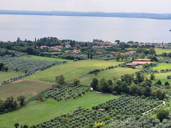 wundervolle Ausblicke von dem ca. 220 m hohen Felsen