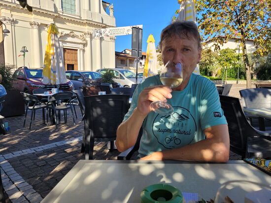 vor der Kirche ein gemütliches Platzl