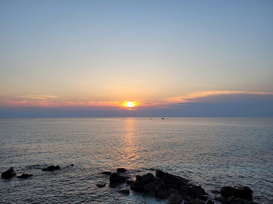 Rechtzeitig zum Sonnenuntergang saßen wir dann beim wohlverdienten Bier in unserer Hotelanlage.