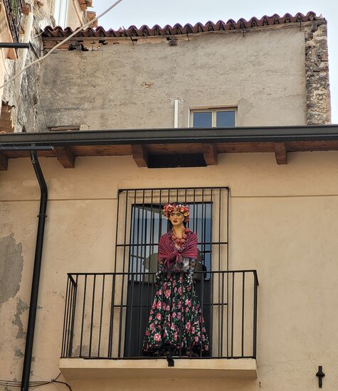 Frida Khalo hat ihr Auto im Blick ...