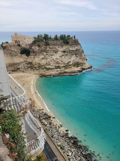 der Blick von oben auf den "Mare Piccolo Beach"