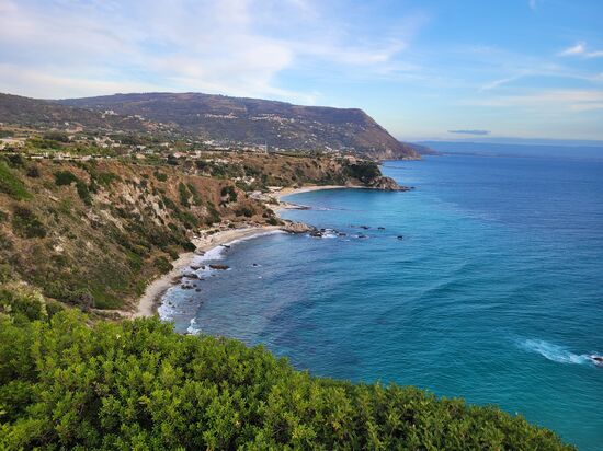 Blick von der Aussichtsterrasse auf Grotticelle Beach