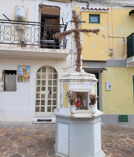 Ja, heilig sind sie da im Süden. (???) Auf jedem Haus ist ein Heiliger angebracht.