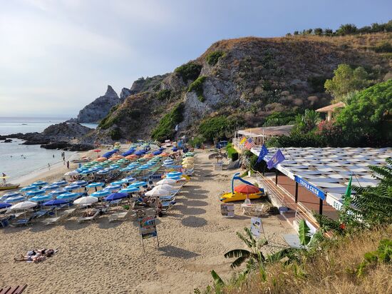 Am Grotticelle Beach mit Blick auf die Capo Vaticano Spitze gönnten wir uns noch einen Aperol-Spritz (EUR 8,-- in Selbstbedienung!) und warteten dabei bis die Sonne im Meer versank.