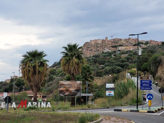 die Straße führte über Nicotera am Berg