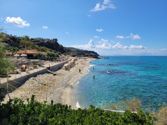 wir spazierten unseren Nachbarstrand entlang - am unteren Ende gabs ein Snack-Bar für Mannis Hunger