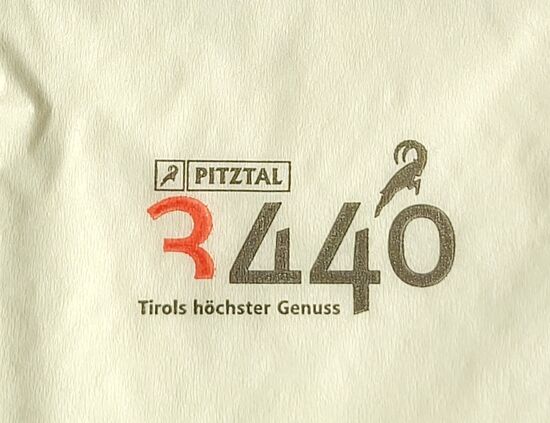 das Café am Gipfel des Hinteren Brunnkogels auf 3440 m 
ermöglicht höchste Aussicht und höchste Kulinarik