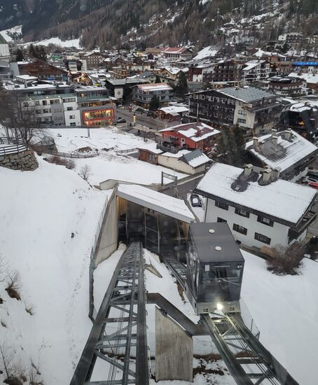 ... überwinden die Schrägaufzüge