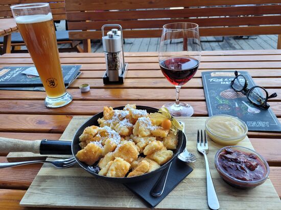 Fertiggericht aus der Packung "Kaiserschmarrn" - für Feinschmecker nicht zum Empfehlen! Der Hunger am späten Nachmittag verführte uns zu dieser "Köstlichkeit" und diese wurde innerhalb von ein paar Minuten serviert. Die Zubereitung eines Kaiserschmarrns dauert eigentlich mindestens 20 Minuten.