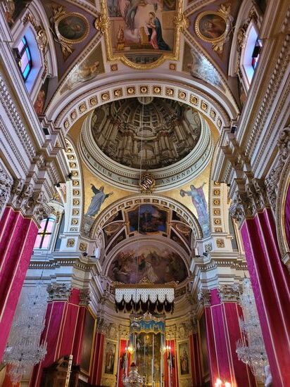 die Kathedrale St. Marija - der Blick nach oben täuscht - die Kuppel ist nur gemalt