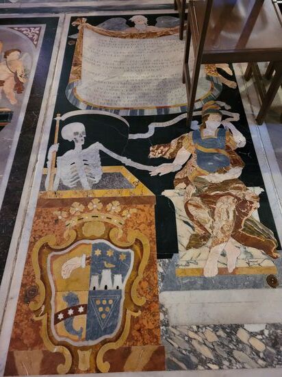 In der Kathedrale schreitet man über die Gräber der Ritter und Geistlichen, die wunderschön mit Marmor-Einlegarbeiten verziert sind.