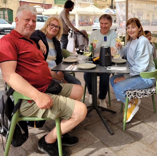 Stärkung zwischendurch am Hauptplatz von Xaghra