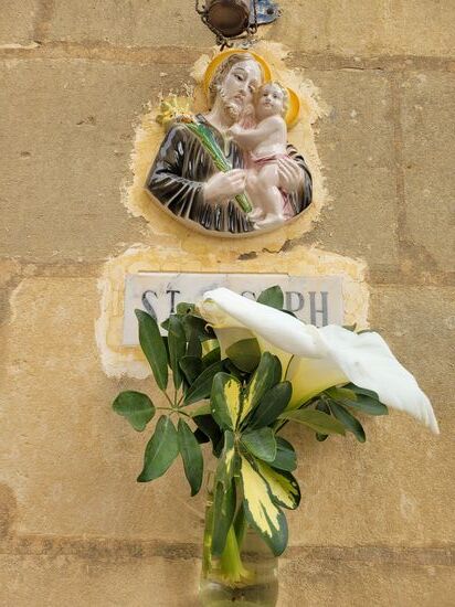 jedes Haus hat einen Namen - meistens nach einem Heiligen benannt