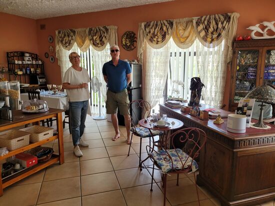 Der Frühstücksraum ist aber liebevoll gerichtet und gedeckt.