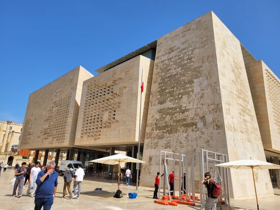 das neue Parlament am Freedom Square, erbaut komplett aus gozitanischen Kalksteim