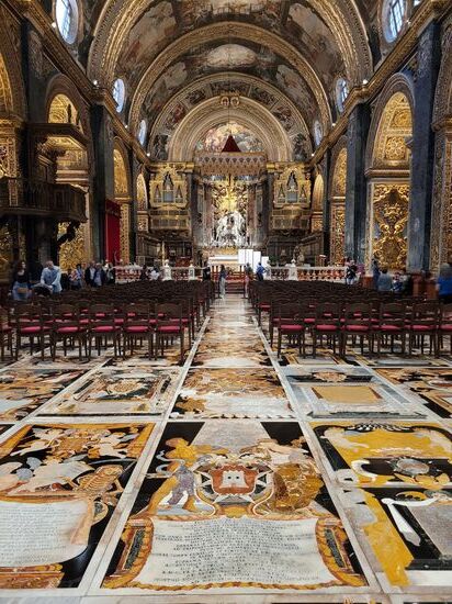 St.John's Cathedral - den Boden bedecken hier 375 Grabplatten, unter denen Ordensritter beigesetzt sind