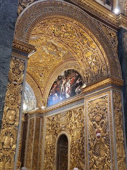 In dieser Pracht findet man auch Spuren der Österreicher - siehe Doppeladler mit rot-weiß-rotem Wappen.