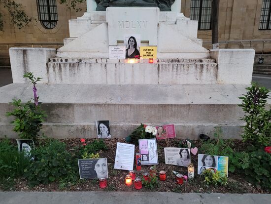 Daphne Caruana ermordet 2017 durch eine Autobombe. Sie berichtete intensiv über Korruption in Regierungskreisen. Ihre Arbeit darf nie vergessen werden!