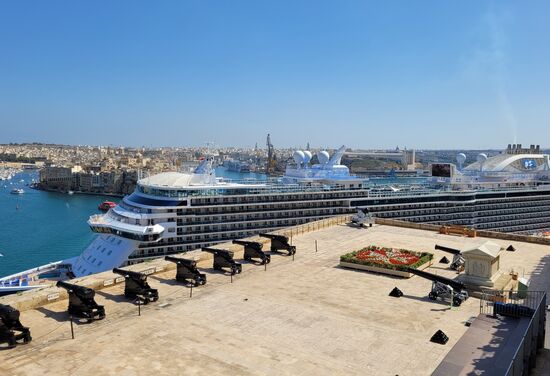 ein Koloss steht im Hafen
