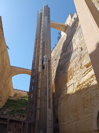 Aufzug hinunter in den Hafen