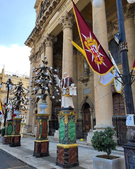 Die Kirche war am Vorabend schon schön beleuchtet und einiges Pulver wurde schon Tage davor verschossen. Malta liebt die Knallerei.