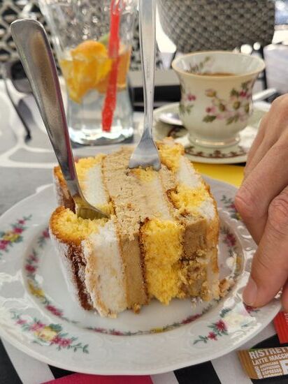 Als Nachtisch eine 6 cm dicke Kardinalschnitte für Manni (ich habe gewohnheitsmäßig mitgenascht).
