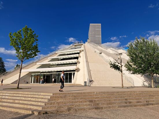 Die Pyramide (sollte 1985 ein Museum für den verstorbenen Diktator Enver Hoxha werden) diente nach dem Ende des kommunistischen Regimes als Kulturzentrum. 2010 sollte es abgerissen werden, das aber von einem Historiker mit einer Pedition verhindert werden konnte. Bis 2023 wurde die Pyramide immer wieder umgestaltet und wurde dann in der jetztigen Form zu einem Kultur- und Bildungszentrum für Jugendliche.