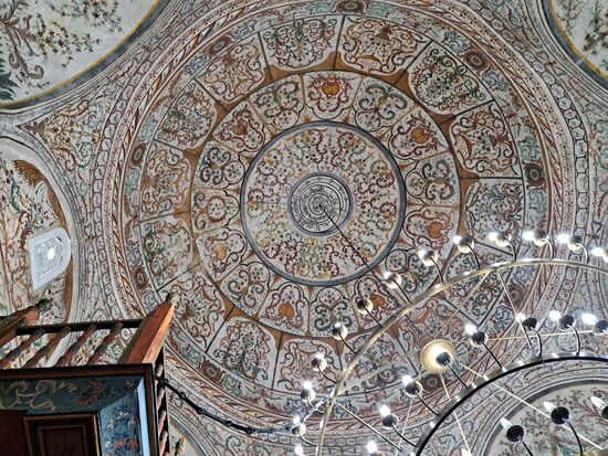 Bekannt ist die Moschee für ihre einzigsartigen Innenfresken mit Naturmotiven