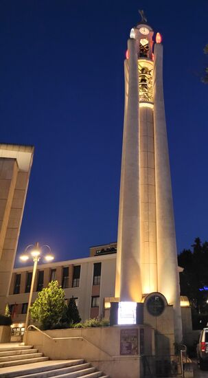 ... daneben der zugehörige Turm mit 16 Glocken